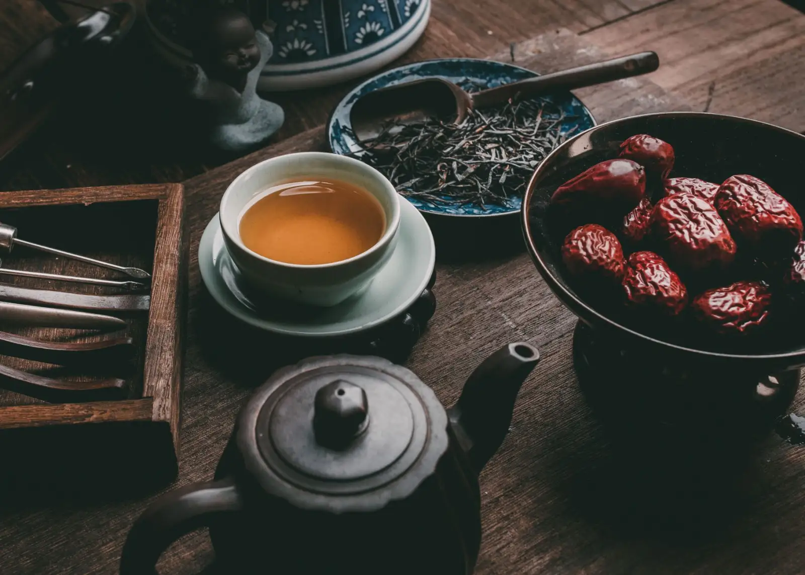 重庆出行人群旅行箱包选购指南：千娱音手袋与行李箱材质对比分析
