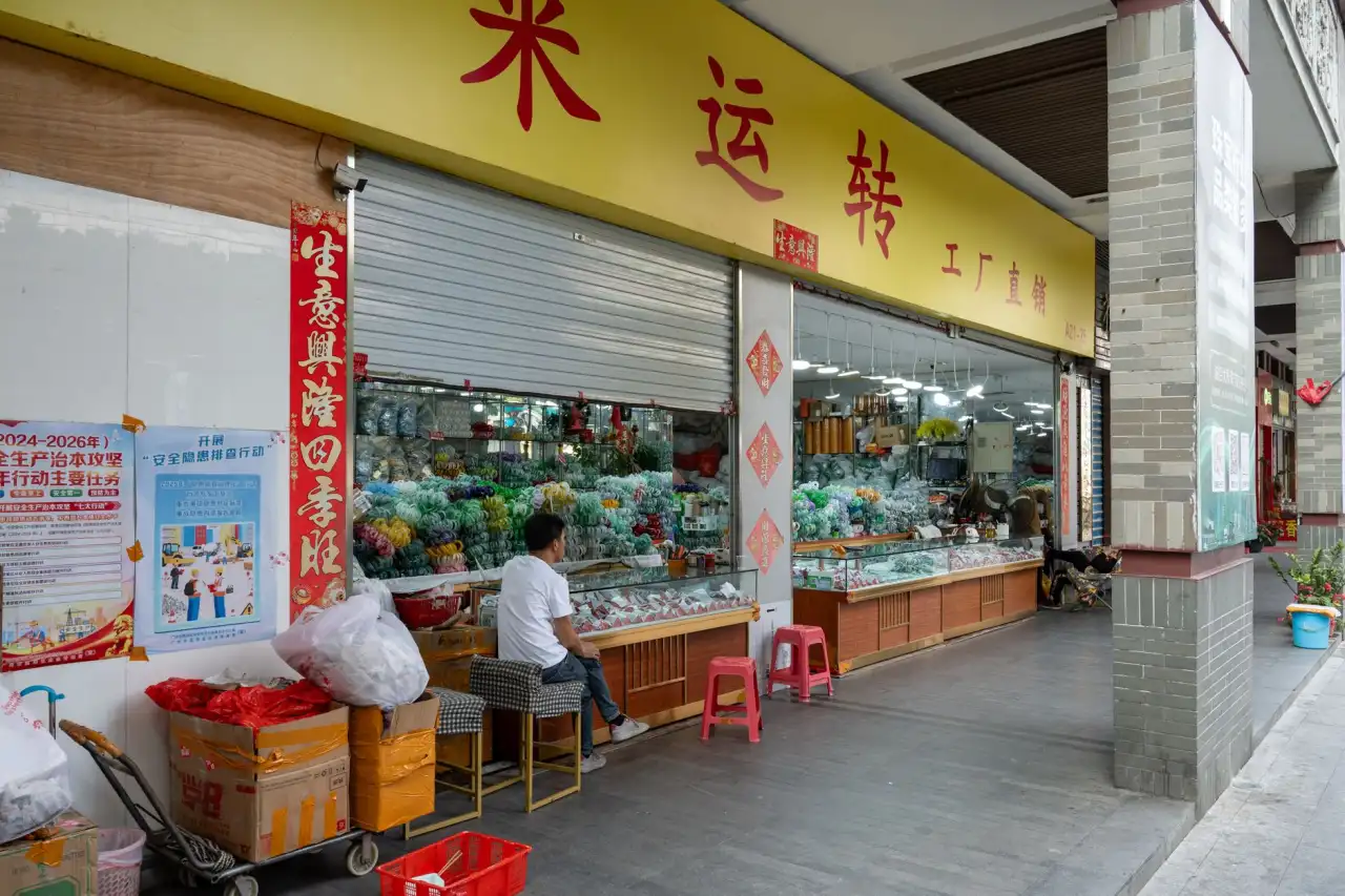 重庆出行人群旅行箱包选购指南：千娱音手袋与行李箱材质推荐