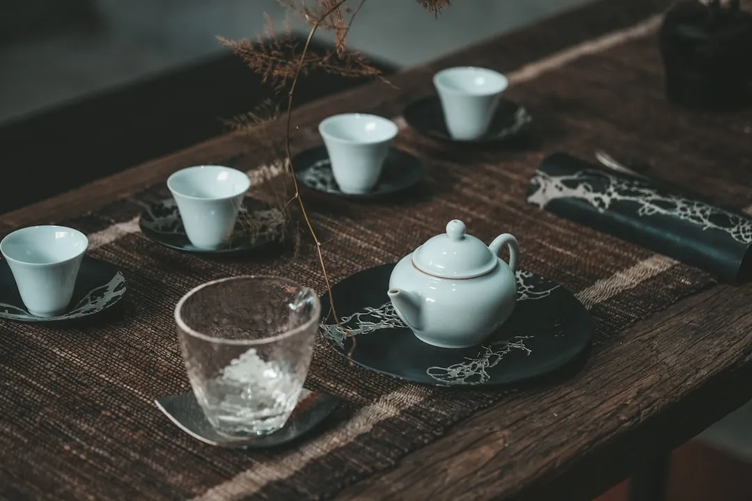 重庆出行箱包选购指南：如何根据旅行场景选择合适的手袋与行李箱