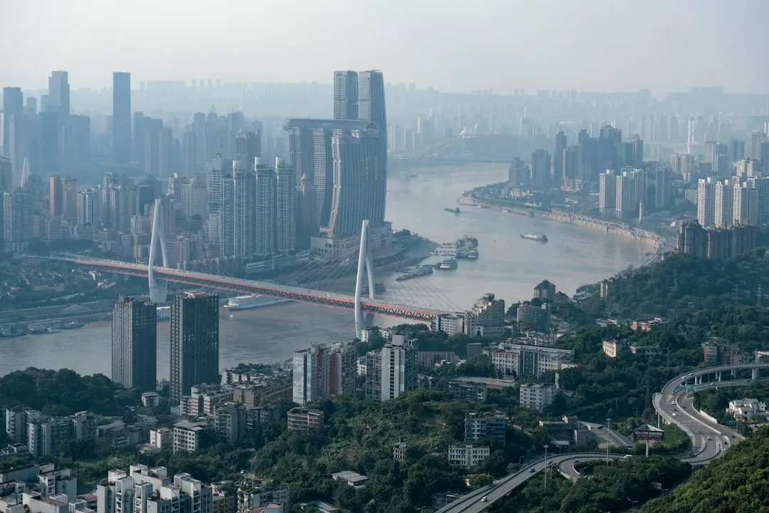 千娱音服装店旅行箱包定制方案：满足商务出行与休闲旅游双场景