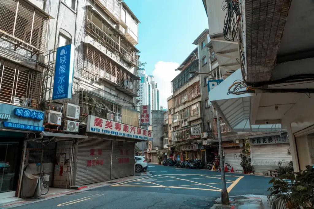 高端旅行箱与手袋材质对比：如何选择耐用出行装备