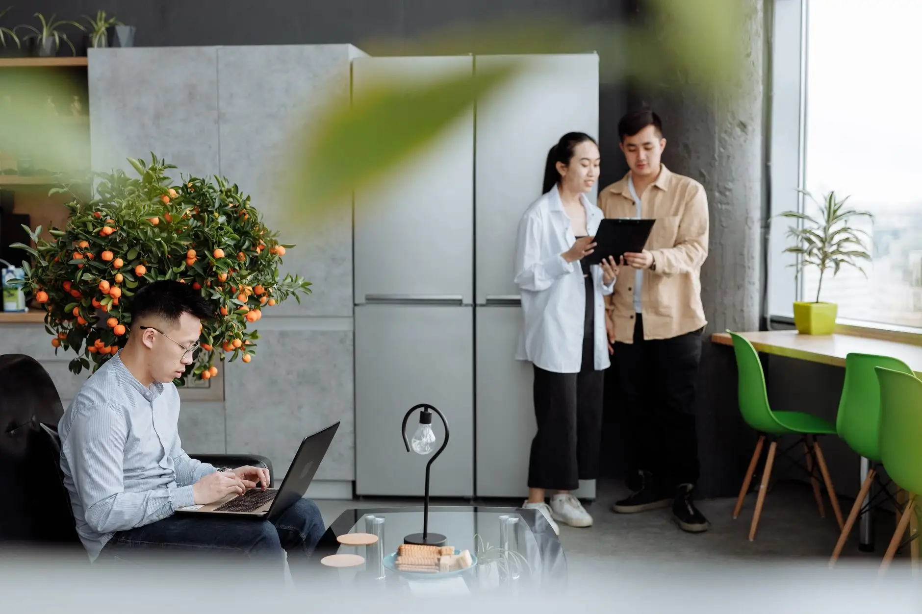 箱包皮具行业新材料应用趋势与技术革新方向分析
