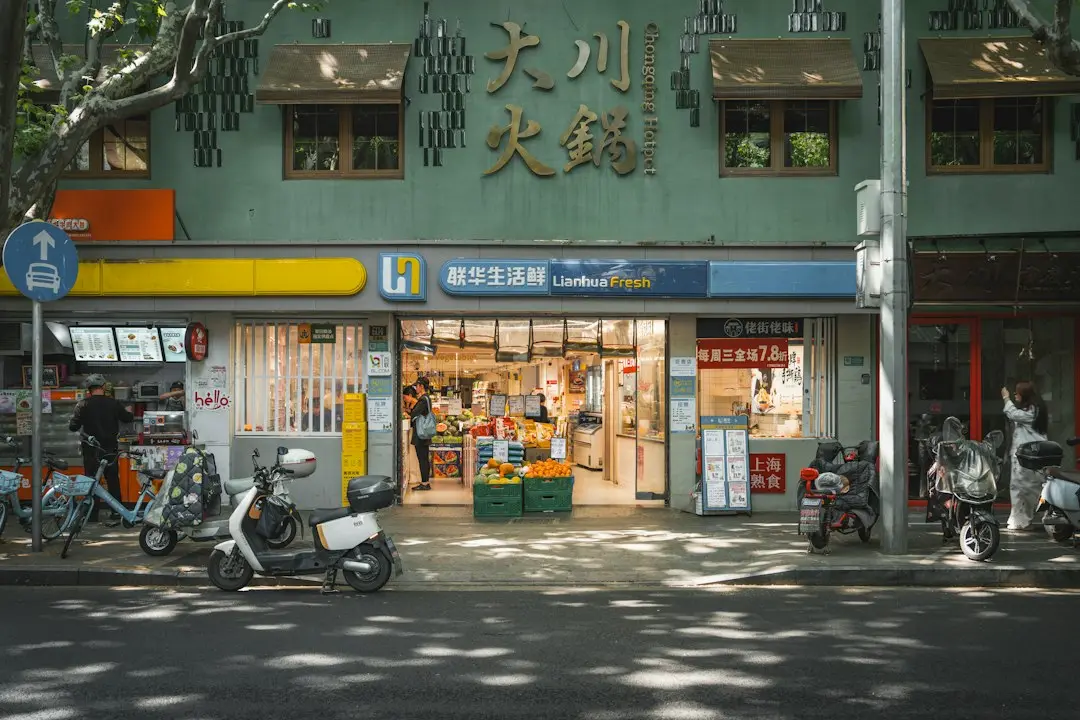 重庆出行人群旅行箱包选购指南：千娱音手袋与行李箱材质对比分析